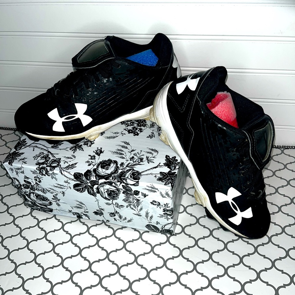 Kids Under Armour Black and White Cleats Size 4.5Y